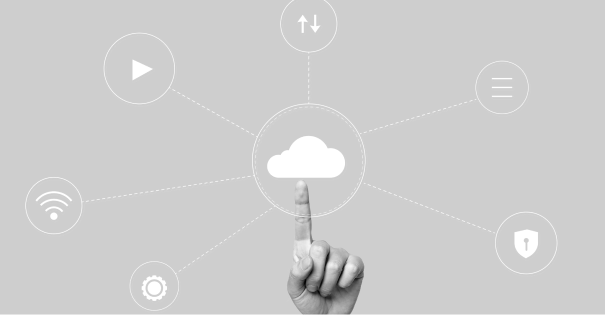 Mulher trabalhando em um computador protegido